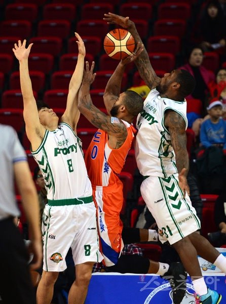 24일 인천 삼산월드체육관에서 ‘2015-2016 KCC 프로농구’ 인천 전자랜드와 원주 동부의 경기가 열렸다. 동부 맥키네스가 골밑슛을 시도하는 전자랜드 콘리에게 블록슛을 하고 있다. 인천｜김진환 기자 kwangshin00@donga.com