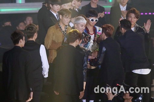 빅뱅 일부 팬들은 “빅뱅을 아이콘의 홍보수단으로 이용한다”고 YG엔터테인먼트를 성토하며 반감을 드러내고 있다. 동아닷컴DB