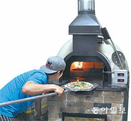청년 사장 6명이 공동으로 화덕피자를 굽고 파는 강화풍물시장 내 ‘화덕식당’. 동아일보DB