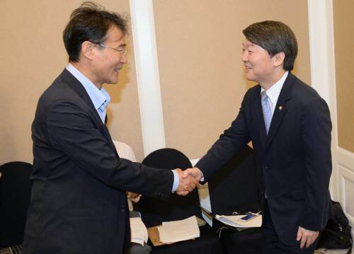 사진= 동아일보 DB, 과거 안철수와 장하성 교수의 모습