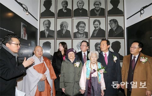 23일 내부 단장을 마치고 재개관한 경기 광주시의 ‘일본군 위안부 역사관’에서 위안부 피해자 박옥선(가운데 왼쪽), 이옥선 할머니가 손을 잡은 채 안신권 나눔의 집 소장(왼쪽)의 설명을 듣고 있다. 뒤로는 위안부 피해자들의 모습을 담은 판화가 보인다. 생존 피해자 46명이 고령인 데다 대부분 질환을 앓고 있어 그림자로 남겨진 생존자들의 액자도 얼마 뒤엔 영정으로 바뀔 것으로 보인다. 광주=홍진환 기자 jean@donga.com