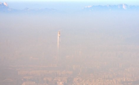 미세먼지 농도가 높았던 지난 22일 오후 경기 성남 상공에서 바라본 서울 잠실 일대. (사진:청와대사진기자단)