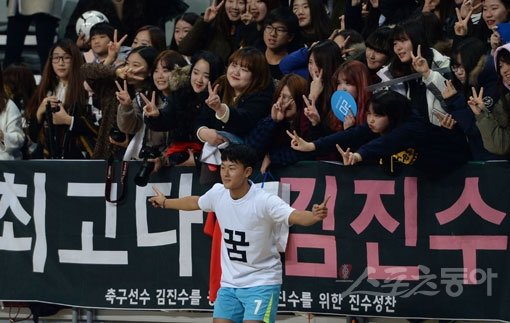 ‘홍명보자선축구’에서 최우수선수(MVP)를 차지한 희망팀 이승우가 경기 후 관중석의 여성팬들과 함께 기념사진을 찍고 있다. 장충｜김진환 기자 kwangshin@donga.com