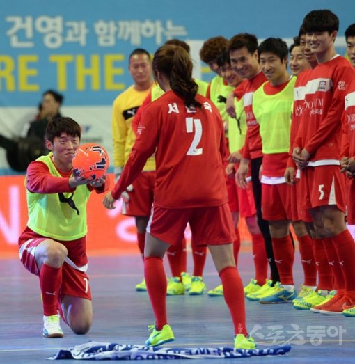 사랑팀 김보경(왼쪽 끝)이 27일 장충체육관에서 열린 ‘홍명보자선축구’에서 서현숙에게 마치 프러포즈를 하듯 볼을 건네는 세리머니를 하고 있다. 장충｜김진환 기자 kwangshin@donga.com