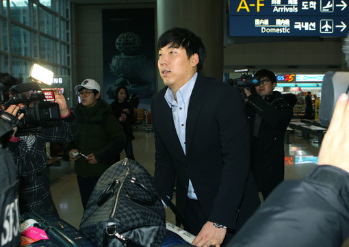김현수가 이제 두산 맨이 아닌 볼티모어 소속 메이저리거의 신분으로 25일 인천국제공항에 들어왔다. 김현수의 강철체력은 메이저리그에서의 성공 가능성을 높이고 있다. 사진제공｜스포츠코리아