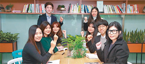 23일 서울시청 공유서가에서 서울시 소상공인 모바일 홈페이지 만들기 사업에 참여한 대학생들이 환하게 웃고 있다. 서울시 제공