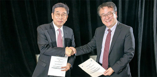 이재규 세계정보시스템학회장(왼쪽)과 유엔 ITU 이재섭 총국장이 미국 텍사스 주의 한 컨벤션센터에서 밝은 인터넷과 관련한 협약을 맺고 있다. KAIST 제공