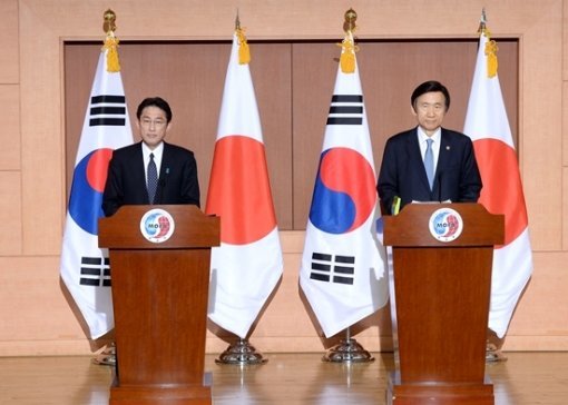 기시다 후미오 외무상(왼쪽) 윤병세 외교부 장관(오른쪽). 사진=외교부 홈페이지