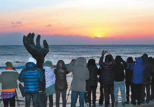 지난해 경북 포항 호미곶을 찾은 해맞이 관광객들이 일출 사진을 찍으며 새해 소원을 빌고 있다. 포항시 제공
