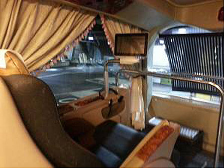 프리미엄 버스에는 여객기 1등석처럼 좌석마다 모니터가 설치된다. 사진은 대만에서 운행 중인 프리미엄 버스 내부 모습. 전국고속버스운송사업조합 제공