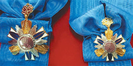 과학기술훈장 1등급 창조장. 남성용(왼쪽)이 여성용보다 크다. 행정자치부 제공