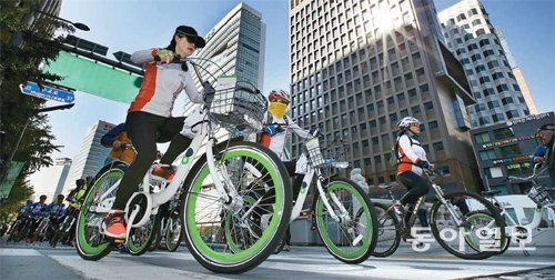 올해 10월 서울 청계광장에서 열린 공공자전거 ‘따릉이’ 발대식에 참가한 시민들이 힘차게 자전거를 타고 있다. 따릉이는 서울 시내 5곳에 2000대가 마련됐다. 동아일보DB