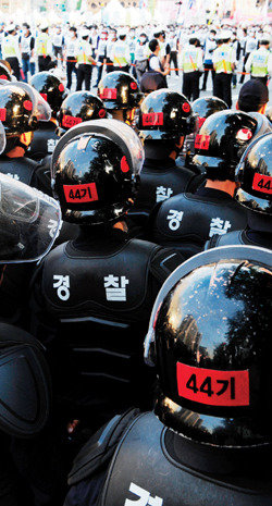 2012년 5월 19일 열린 쌍용차 해고자 복직 범시민대회를 막고 선 경찰. 뉴시스