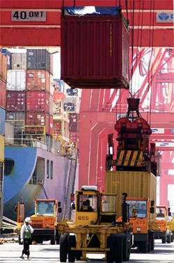 수출경기 둔화로 한국 경제에 빨간불이 켜졌다는 분석이 나오고 있다. 수출입 화물이 오가는 부산 자성대부두. 동아일보