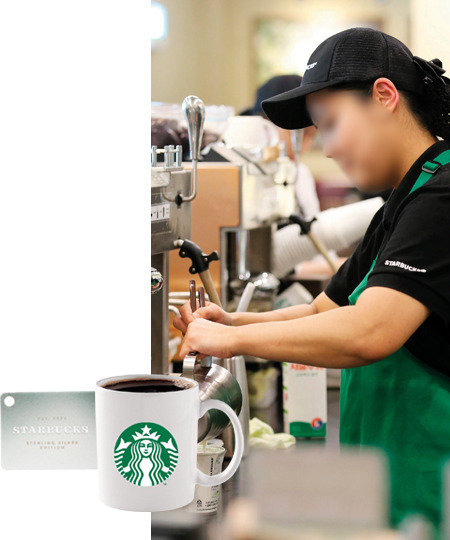 커피전문점 최초로 선불식 충전카드를 선보인 스타벅스는 2015년 가입자 200만 명을 돌파했다. 사진은 2014년 연말 출시한 스페셜 에디션 스타벅스 실버카드. 동아DB