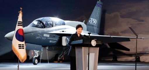 박근혜 대통령은 2015년 12월 17일 경남 사천 한국항공우주산업(KAI)에서 열린 미국 수출형 공군 고등훈련기(T-X) 공개행사에 참석해 깊은 관심을 보였다. 청와대사진기자단