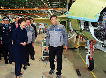 박근혜 대통령(왼쪽)이 2015년 12월 17일 경남 사천 한국항공우주산업(KAI) 본사에서 열린 미국 수출형 훈련기 공개행사를 마친 뒤 제작 중인 훈련기를 살펴보고 있다. 청와대사진기자단