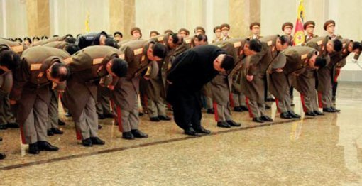 김정은 북한 조선노동당 제1비서(가운데)가 김정일 국방위원장 4주기였던 2015년 12월 17일 0시 평양 금수산태양궁전을 찾아 허리를 숙여 참배하고 있다. 이곳엔 김일성 주석과 김정일 국방위원장의 시신이 안치돼 있다. 사진 출처·노동신문