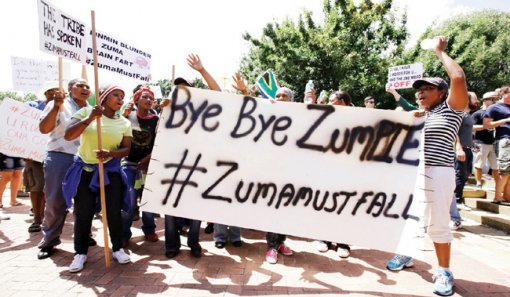 2015년 12월 16일 남아프리카공화국 수도 케이프타운에서 시위대가 제이컵 주마 대통령에 반대하는 플래카드를 들고 행진하고 있다.  로이터=뉴시스