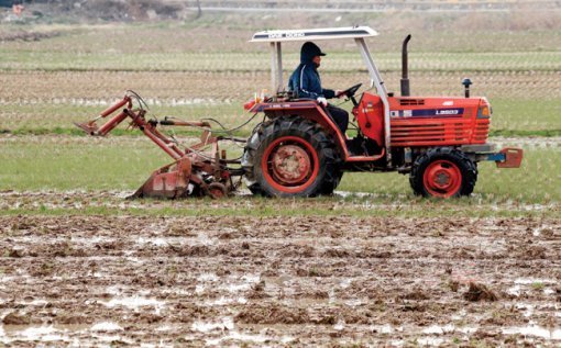 농협은 면세유 판매가격을 일반유보다 높게 책정해 농민들로부터 폭리를 취해왔다. 동아일보