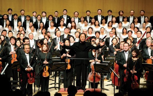 한일 양국 오케스트라 단원을 이끌고 훌륭한 연주를 빚어낸 지휘자 정명훈. 사진 제공 · 서울시립교향악단