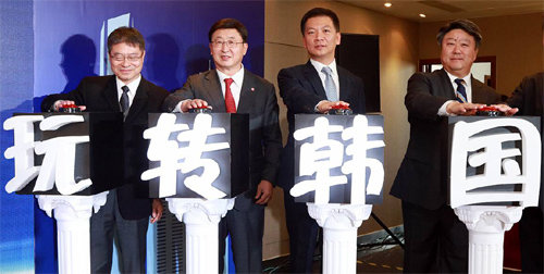 30일 중국 상하이 중인퉁지불유한공사 본사에서 서준희 BC카드 사장(왼쪽에서 두 번째)이 사업 관계자들과 함께 ‘BC완좐한궈 카드’ 개통식에 참석해 기념행사를 하고 있다. BC카드 제공