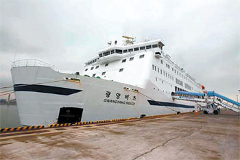 2012년 2월까지 전남 광양항과 일본 시모노세키항을 운항했던 1만6000t급 광양비츠호.이 항로에 카페리 운항이 재개되면 관광 활성화와 수출 물류 비용 절감 등이 기대되고 있다. 광양시 제공