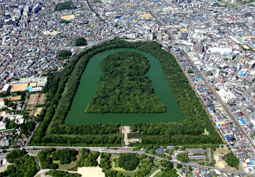 일본 오사카 부 사카이 시에 있는 다이센료(大仙陵) 무덤. 봉분 앞쪽은 사다리꼴, 뒤쪽은 원형으로 조성된 5세기 후반의 전형적인 전방후원분이다. 이 무덤은 일본 고훈 시대에 만들어진 전방후원분 중 가장 큰 규모로 길이가 486m에 달한다. 국립경주박물관 제공