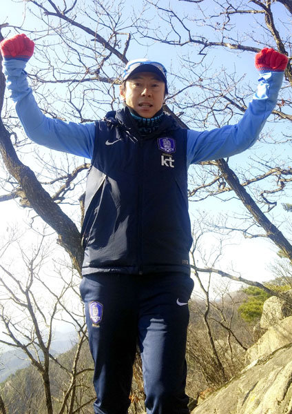 한국축구의 새해를 열게 된 올림픽대표팀 신태용 감독이 대구 팔공산에 올라 주먹을 불끈 쥐며 파이팅을 외치고 있다. 신 감독은 1월 열리는 2016 AFC U-23 챔피언십에서 한국의 8회 연속 올림픽 본선 진출과 대회 첫 우승을 목표로 하고 있다. 사진제공｜대한축구협회