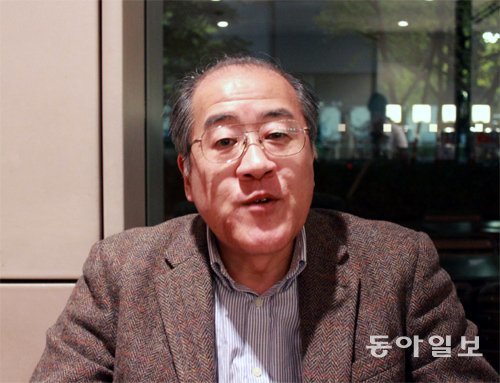 후카오 교지 히토쓰바시대 경제연구소장이 지난해 12월 21일 일본 도쿄에서 동아일보와 인터뷰를 하며 저성장 해법에 대해 이야기하고 있다. 도쿄=박형준 기자 lovesong@donga.com