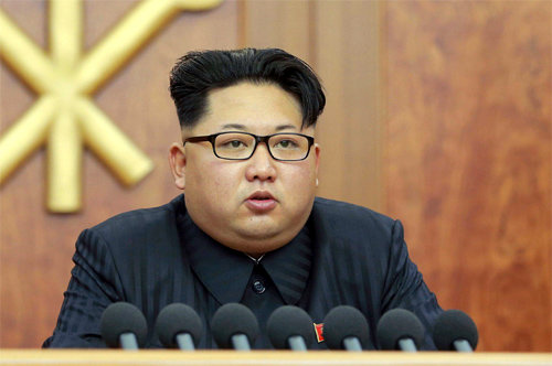 김정은 북한 노동당 제1비서가 1일 신년사를 낭독하고 있다. 이날 오후 조선중앙TV가 녹화중계한 방송에서 김정은은 안경을 쓴 채 “북남(남북) 대화와 관계 개선을 위해 적극 노력할 것”이라고 강조했다. 사진 출처 노동신문