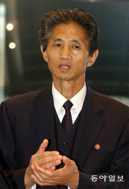 북한의 새로운 대남 실세로 주목되는 김완수 조국통일민주주의전선 서기국장이 2003년 10월 제주도에서 열린 민족평화축전에 참가했을 때의 모습. 동아일보DB