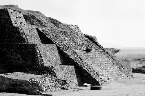 1000년경 중남미의 톨텍문명이 건설한 계단식 피라미드. 저자는 수만 년 전 동남아시아에서 바다를 건너간 이들이 중남미 지역에 피라미드 건설을 시작했다고 주장한다. 김영사 제공