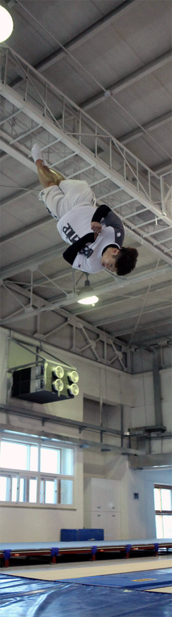 프리스타일 스키 에어리얼 국가대표 김남진이 한국체육대 체조훈련장에서 공중동작 훈련을 하고 있다. 초등학교 4학년 때부터 10년 동안 체조만 한 김남진은 “스키를 더 많이 배워 카빙(스키 날을 활용해 타는 기술)을 익히고 싶다”고 말했다. 대한스키협회 제공