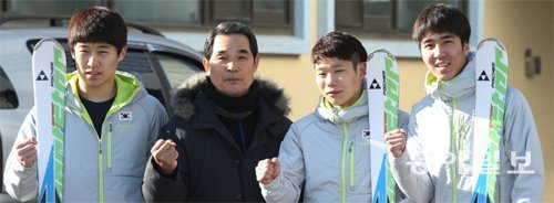 대한민국 1호 프리스타일 스키 에어리얼 국가대표팀. 왼쪽부터 이민우, 조성동 감독, 김남진, 차상엽. 신원건 기자 laputa@donga.com
