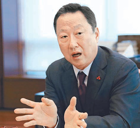 박용만 대한상공회의소 회장이 지난해 12월 22일 서울 중구 세종대로 상의회관에서 열린 출입기자단과의 신년 인터뷰에서 한국 경제 상황과 올해 전망 등에 대해 설명하고 있다. 대한상공회의소 제공