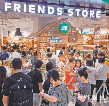 홍콩의 대표적 쇼핑가인 코즈웨이베이에 위치한 라인프렌즈 매장. 라인은 한국, 일본, 중국, 대만, 홍콩에 15개 정규 매장을 운영 중이다. 조진서 기자 cjs@donga.com