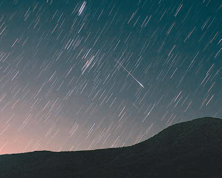 2013년 8월 제주도에서 촬영된 3대 유성우 중 하나인 ‘페르세우스 유성우’의 모습. 한국천문연구원