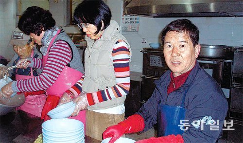 3일 광주 남구 서동 사랑의 쉼터 주방에서 황영우 씨(오른쪽) 등 휴일 전담 자원봉사자들이 무료급식 봉사활동을 하고 있다. 이형주 기자
peneye09@donga.com