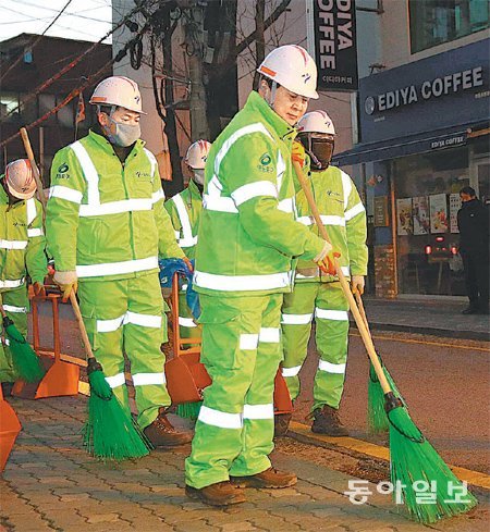 안철수 “여의도, 깨끗하게 청소 필요한 곳”



안철수 의원(맨 앞)이 5일 서울 영등포구 동부광장 근처에서 환경미화원들과 함께 새해맞이 거리 청소를 하고 있다. 안 의원은 “새로운 정치, 깨끗한 정치 실현을 위해 청소활동을 하고 있다”며 “여의도가 정말 깨끗하게 청소가 필요한 곳”이라고 정치 개혁 의지를 강조했다. 홍진환 기자 jean@donga.com