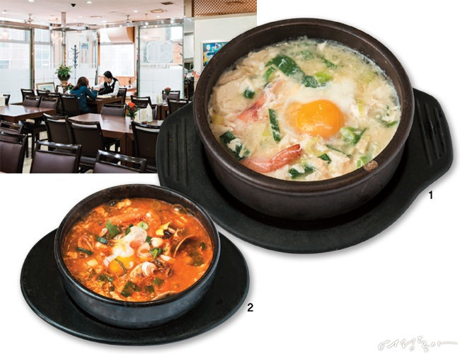 1 깨끗하고 담백한 국물 맛의 ‘하얀순두부’ 1만원. 2 새우와 조개 등 해산물이 듬뿍 들어간 ‘특순두부’ 1만3천원.