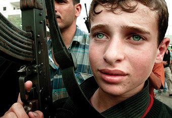 팔레스타인 가자지구 북부 자발야 난민촌에서 AK-47 소총을 든 한 소년이 지난밤에 실시된 이스라엘군의 공습으로 숨진 무장대원의 장례식을 지켜보고 잇다. 로이터=뉴시스