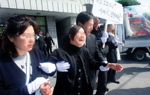 한 대학에서 신입생 환영 엠티(MT) 도중 선배들이 후배의 기강을 잡겠다며 휘두른 폭력에 숨진 대학 신입생의 유가족들이 학교 정문에서 폭력추방을 요구하면서 아들을 살려내라며 오열하고 있다. 동아일보