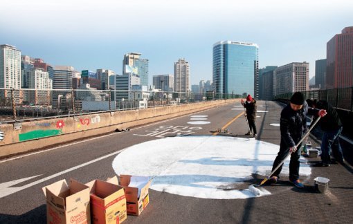 2015년 12월 25일 임시 개방 행사를 위해 자원봉사자들이 서울역 고가도로를 꾸미고 있다. 김형우 기자