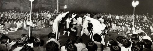 1960년대 이후 대학가에 ‘민족 붐’이 일면서 판소리, 탈춤 등 고유문화에 대한 관심이 높아졌다. 사진은 1980년 5월 연세대 중앙도서관 앞에서 민주화 철야 농성 중 탈춤 공연을 하는 모습. 동아DB