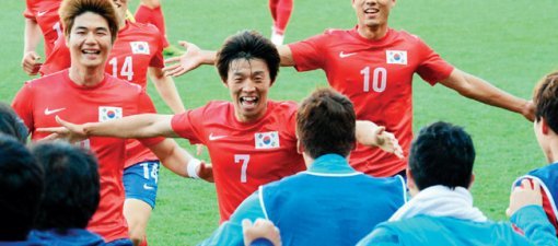 2012 런던올림픽 축구 조별리그 스위스전에서 후반 결승골을 넣은 김보경(가운데)이 벤치로 달려오고 있다. 동아일보