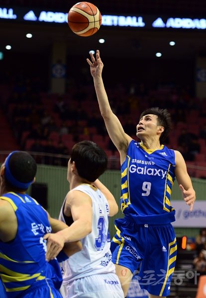 6일 잠실실내체육관에서 ‘2015-2016 KCC 프로농구’ 서울 삼성과 전주 KCC의 경기가 열렸다. 삼성 주희정이 4쿼터 1분여를 남기고 결승 득점을 성공시키고 있다. 잠실｜김진환 기자 kwangshin00@donga.com