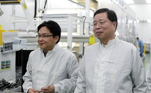 박진수 LG화학 부회장(오른쪽)이 6일 충북 청주공장을 방문해 수처리 필터 생산현장을 점검하고 있다. LG화학 제공