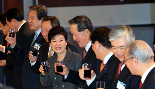 박근혜 대통령이 6일 서울 강남구 코엑스에서 열린 경제계 신년인사회에서 내빈들과 건배하고 있다. 박 대통령은 참석자들에게 “올해가 경제 재도약을 위한 마지막 해”라고 강조했다. 청와대사진기자단