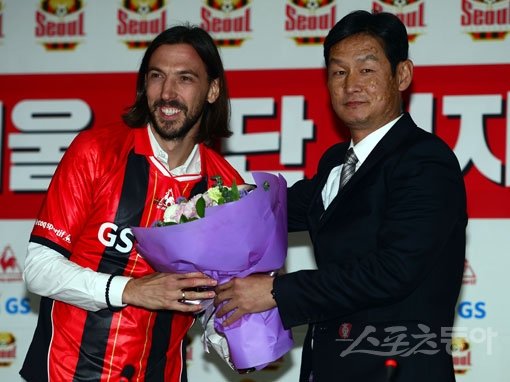 데얀(왼쪽)이 돌아왔다. 올 시즌 전북현대의 ‘유일한 대항마’로 꼽히는 FC서울은 데얀의 가세로 한층 힘을 얻었다. 데얀이 7일 서울월드컵경기장에서 열린 입단 기자회견에서 최용수 감독으로부터 꽃다발을 받은 뒤 환하게 웃고 있다. 상암｜김진환 기자 kwangshin@donga.com